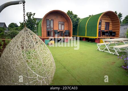 TA Dung Lake, Gia Nghia Town, Provincia di Dak Nong, Vietnam - 5 settembre 2020: Una fila di bellissimi bungalow turistici nella città di Gia Nghia, Dak Nong Prov Foto Stock