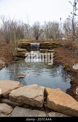 Una cascata artificiale a Fort Wayne, Indiana, USA. Foto Stock