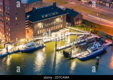 Rotterdam, Paesi Bassi - 7 maggio 2019 : Porto della polizia idrica di Rotterdam illuminato in vista aerea notturna Foto Stock