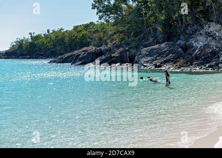 WHITSUNDAYS, AUSTRALIA - 24 AGOSTO: Turisti che si godono le acque blu limpide e la sabbia bianca di silicio di Whitehaven Beach nel Whitsunday Passage, Que Foto Stock