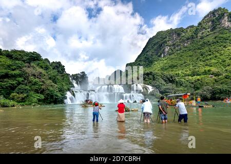 Cascata Ban Gioc, Provincia di Cao Bang, Vietnam-13 settembre 2020: I turisti stanno scattando foto della cascata Ban Gioc. Questo è il più famoso e beaut Foto Stock