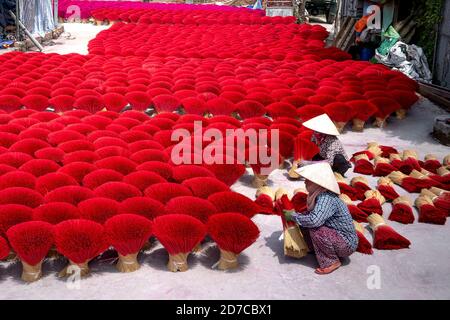 Incenso tradizionale che fa villaggio Ung Hoa, Hanoi, Vietnam - Settembre 15, 2020: I lavoratori di villaggio tradizionale di incenso Ung Hoa stanno facendo l'incenso Foto Stock