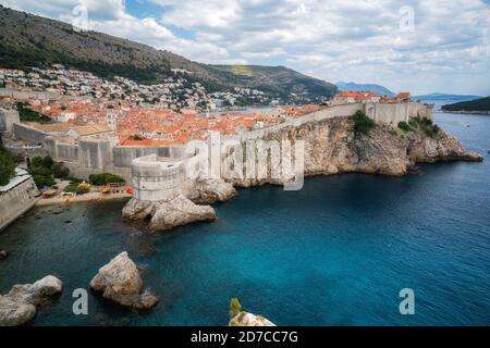 Muro storico della città vecchia di Dubrovnik, in Dalmazia, Croazia, la principale destinazione di viaggio della Croazia. La città vecchia di Dubrovnik è stata dichiarata patrimonio mondiale dell'UNESCO Foto Stock
