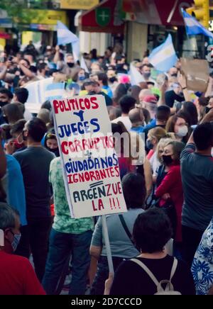 2020-10-12, Mendoza, Argentina: Una donna ha un segno che dice 'giudici corrotti e politici + ignoranti persone = Argenzuela' durante una protesta. Foto Stock