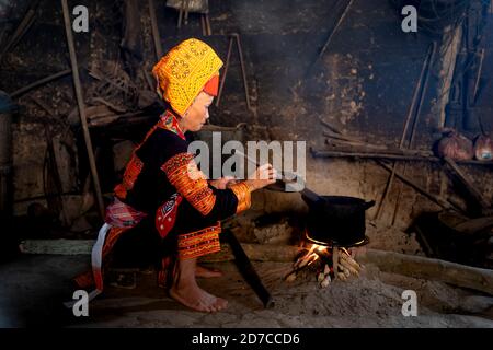 Ai Quoc commune, distretto di Loc Binh, Lang Son - 22 settembre 2020: Scena live della minoranza etnica Dao Lu Gang nel comune di ai Quoc, Loc Binh distr Foto Stock