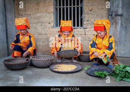 Ai Quoc commune, distretto di Loc Binh, Lang Son - 22 settembre 2020: Scena live della minoranza etnica Dao Lu Gang nel comune di ai Quoc, Loc Binh distr Foto Stock