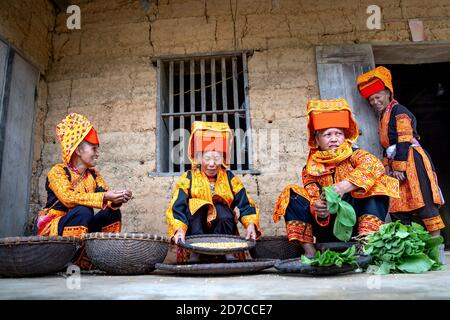 Ai Quoc commune, distretto di Loc Binh, Lang Son - 22 settembre 2020: Scena live della minoranza etnica Dao Lu Gang nel comune di ai Quoc, Loc Binh distr Foto Stock