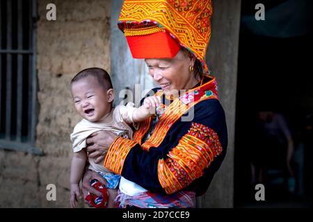 Ai Quoc commune, distretto di Loc Binh, Lang Son - 22 settembre 2020: Scena live della minoranza etnica Dao Lu Gang nel comune di ai Quoc, Loc Binh distr Foto Stock