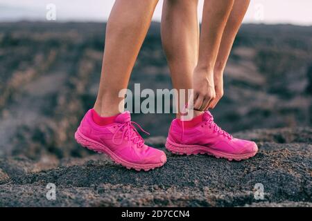 Fit run ragazza sempre pronto a camminare sulla montagna rocsk allacciatura lacci di scarpe da corsa trail - rosa caldo moda calzature sfilano activewear lifestyle Foto Stock