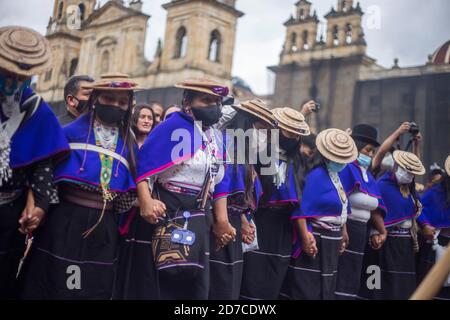 Bogotà, Colombia. 21 Ott 2020. 21 ottobre 2020: Il popolo Misak presente nella protesta contro il governo nazionale e respingendo i massacri e l'omicidio dei leader sociali a Bogotà. Credit: Daniel Garzon Herazo/ZUMA Wire/Alamy Live News Foto Stock