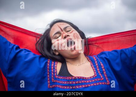 Bogotà, Colombia. 21 Ott 2020. 21 ottobre 2020: Donna indigena Wayuu presente alla protesta contro il governo nazionale e respingendo i massacri e l'omicidio dei leader sociali a Bogotà. Credit: Daniel Garzon Herazo/ZUMA Wire/Alamy Live News Foto Stock