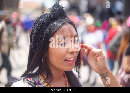 Bogotà, Colombia. 21 Ott 2020. 21 ottobre 2020: Donna indigena Wayuu presente alla protesta contro il governo nazionale e respingendo i massacri e l'omicidio dei leader sociali a Bogotà. Credit: Daniel Garzon Herazo/ZUMA Wire/Alamy Live News Foto Stock