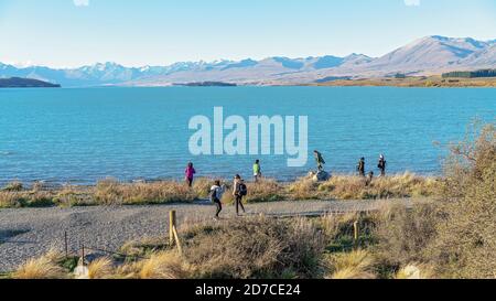 LAGO TEKAPO, NUOVA ZELANDA - Aprile 2018: La bellezza delle maestose alpi sulle rive glaciali del lago Tekapo attrae turisti in migliaia ciascuno Foto Stock