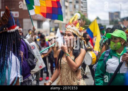 Bogotà, Colombia. 21 Ott 2020. 21 ottobre 2020: La comunità indigena partecipa alla protesta contro il governo nazionale e respinge i massacri e l'omicidio dei leader sociali a Bogotà. Credit: Daniel Garzon Herazo/ZUMA Wire/Alamy Live News Foto Stock