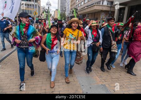 Bogotà, Colombia. 21 Ott 2020. 21 ottobre 2020: La comunità indigena partecipa alla protesta contro il governo nazionale e respinge i massacri e l'omicidio dei leader sociali a Bogotà. Credit: Daniel Garzon Herazo/ZUMA Wire/Alamy Live News Foto Stock