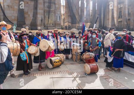 Bogotà, Colombia. 21 Ott 2020. 21 ottobre 2020: Il popolo Misak presente nella protesta contro il governo nazionale e respingendo i massacri e l'omicidio dei leader sociali a Bogotà. Credit: Daniel Garzon Herazo/ZUMA Wire/Alamy Live News Foto Stock
