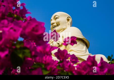 Statua del buddha sorridente in Vietnam Foto Stock