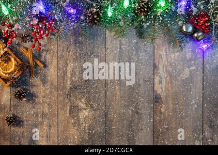 Fondo vuoto di legno scuro illuminato da lampadine retrò, con spazio per la copia. Albero dell'abete di Natale su uno sfondo di legno Foto Stock