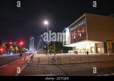 Berlino, Germania. 21 Ott 2020. Vista esterna del Kino International su Karl-Marx-Allee ad Alexanderplatz in serata. Credit: Jens Kalaene/dpa-Zentralbild/ZB/dpa/Alamy Live News Foto Stock