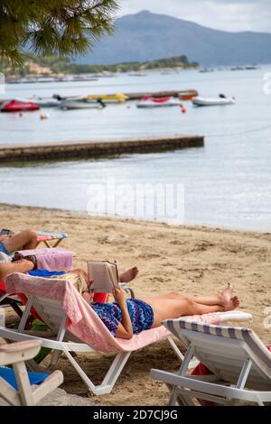 Vacanzieri su una spiaggia a Mallorca Maiorca Spagna Foto Stock