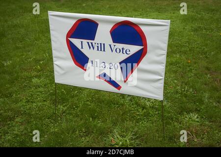 Voterò banner sul prato fuori di una casa nel lago Oswego, Oregon, visto mercoledì 21 ottobre 2020, quando si avvicina il giorno delle elezioni. Foto Stock