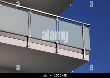 Nuova e moderna ringhiera con balcone in vetro Foto Stock