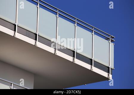 Nuova e moderna ringhiera con balcone in vetro Foto Stock