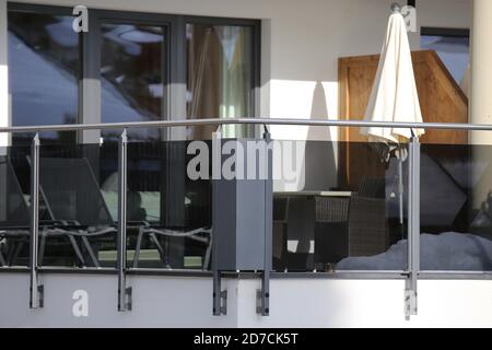 Nuova e moderna ringhiera con balcone in vetro Foto Stock