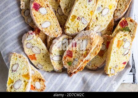 Biscotti italiani tradizionali biscotti biscotti, cantucci o cantuccini con mandorle e frutta secca. Foto Stock