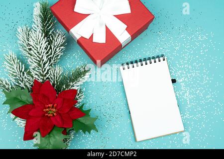 Blocco note con handwrittrn 2021 obiettivi per il nuovo anno. Elenco delle risoluzioni Foto Stock