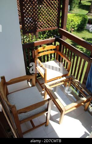 una sedia e un tavolo sulla loggia nel giardino Foto Stock