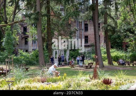 BEELITZ, GERMANIA - 30 GIUGNO 2020: Un posto perduto in germania è il famoso ospedale abbandonato e sanatorio per la tubercolosi a Beelitz, vicino a Berlino. il pa Foto Stock