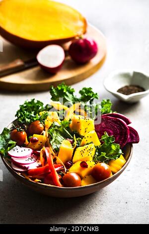 Mango con insalata di Kale, Ravanish e melograno Foto Stock