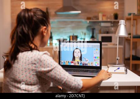 Fotografo professionista che lavora sulle foto dall'ufficio domestico durante la notte. Creatore di contenuti che esegue ritocco verticale utilizzando prestazioni laptop, artista, occupazione, schermo, grafica Foto Stock