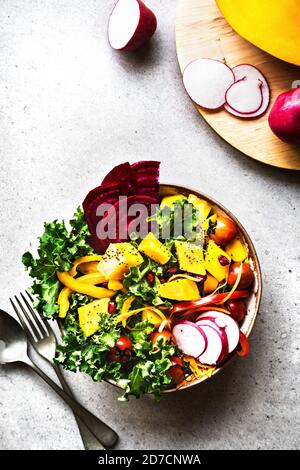 Mango con insalata di Kale, Ravanish e melograno Foto Stock