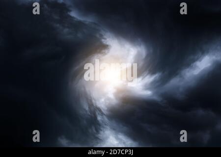 Vortice sfocato nelle nuvole di tempesta oscura Foto Stock
