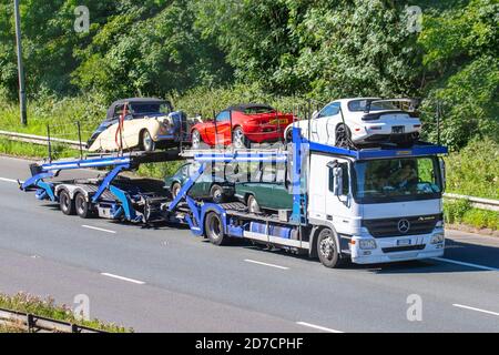 Auto classiche, veterano amato, vecchio timer restaurato, motori da collezione, patrimonio d'epoca, vecchi conservati, collezionabili, restaurati motori sui trasportatori Fasona. Autotrasportatore, trasportatore di automobile; autocarri pesanti pesanti di trasporto di merci di trasporto, trasporto, camion, trasporto, ritiro e consegne, trasportatore di veicoli commerciali multi-automobile, camion, carico speciale, veicolo, consegna, trasporto, industria, trasporto sull'autostrada M6. REGNO UNITO Foto Stock