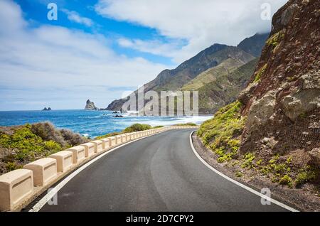 Strada panoramica sull'oceano presso la catena montuosa Macizo de Anaga, costa dell'Oceano Atlantico di Tenerife, Spagna.