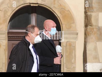 Cracovia. Cracovia. Polonia. Seconda ondata di pandemia di coronavirus. Le restrizioni sono ritornate. Due uomini che indossano maschere. Foto Stock