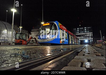 Test notturno dei primi tram a batteria del Regno Unito su una nuova sezione della rete di tram metropolitani delle West Midlands, Centenary Square, Birmingham 30/10/19 Foto Stock