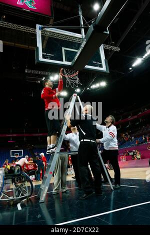 Londra, Regno Unito. 8 Settembre 2012. Canada team group (CAN) accessibile in sedia a rotelle basket : cerimonia della medaglia degli uomini durante i Giochi Paralimpici di Londra 2012 alla North Greenwich Arena di Londra, Regno Unito . Credit: AFLO SPORT/Alamy Live News Foto Stock