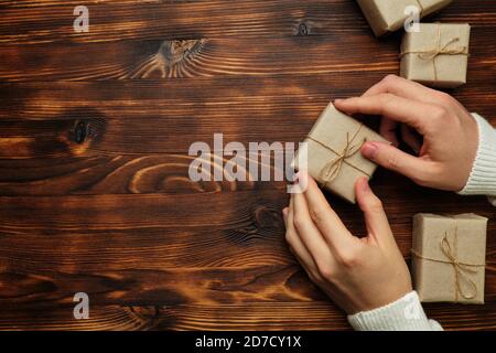 Le mani della persona stanno tenendo i regali per lo spazio di copia e la vista dall'alto del nuovo anno. Foto Stock