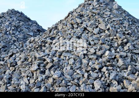 Calcestruzzo riciclato aggregato (RCA) che è prodotto dalla frantumazione di calcestruzzo rigenerato da edifici in calcestruzzo, lastre, ponti, autostrade demolite. Foto Stock