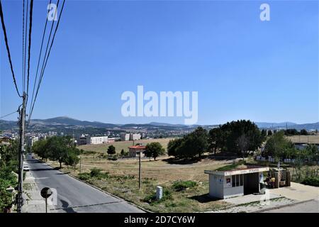 Bulgaria durante la giornata di sole e di luce. Vista sulla strada in Bulgaria con cavi elettrici. Cielo blu e giorno di sole Foto Stock