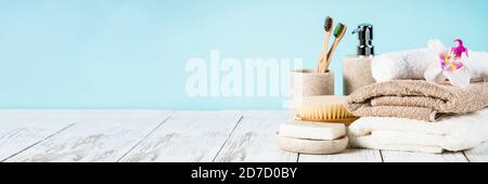 Sfondo del bagno con sapone in ceramica e asciugamani al tavolo. Foto Stock