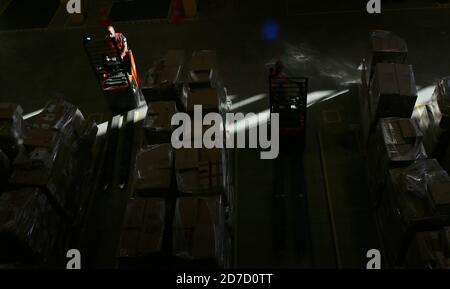 Osterweddingen, Germania. 07 settembre 2020. Un carrello elevatore a forche guida tra pallet di pacchi nel nuovo centro logistico Amazon. Credit: Ronny Hartmann/dpa-Zentralbild/ZB/dpa/Alamy Live News Foto Stock