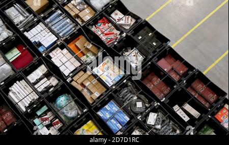 07 settembre 2020, Sassonia-Anhalt, Osterweddingen: Vari prodotti sono immagazzinati in casse nel reparto merci in entrata presso il nuovo centro logistico Amazon. Foto: Ronny Hartmann/dpa-Zentralbild/ZB Foto Stock