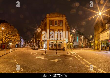 Northampton, Regno Unito, Meteo, 22 ottobre 2020. La pioggia leggera ha cominciato la mattina presto con esso sempre più pesante verso l'alba nel centro della città di Northampton, la previsione è affinchè esso chiarisce metà mattina. Credit: Keith J Smith./Alamy Live News Foto Stock