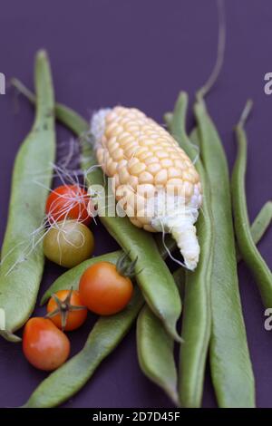 Una selezione deludente delle verdure coltivate in casa dall'assegnazione del lotto del vegetale del giardino Regno Unito, ottobre 2020 Foto Stock