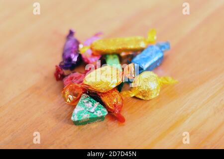 Pila di caramelle di qualità Street e dolci al cioccolato in involucri, primo piano Foto Stock